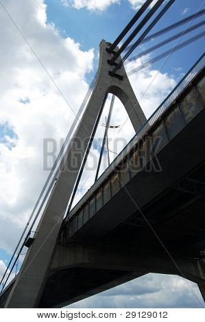 Bro over Dnepr-floden. Kiev, Ukraine