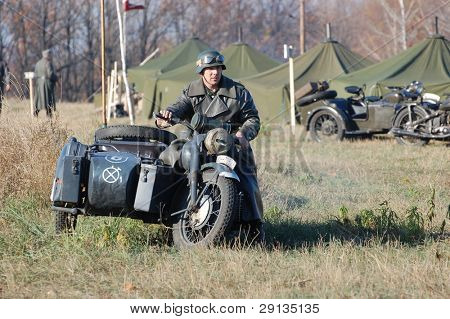 KIEV, UCRAINA. 8 Novembre 2008 persona in uniforme militare tedesco WW2.   Membro della storia militare cl
