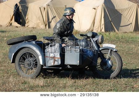 KIEV, UCRAINA. 8 Novembre 2008 persona in uniforme militare tedesco WW2.   Membro della storia militare cl