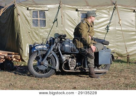 KIEV, Ucraina - NOV 8: Persona in uniforme militare tedesco WW2.   Membro del club di storia militare rosso 