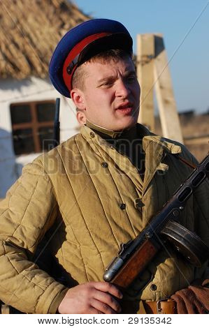 KIEV, UKRAINE - NOV 9: Person i sovjetiske WW2 militære uniform af NKVD (KGB) medlem af militære historie