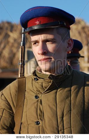 KIEV, UKRAINE - NOV 9: Person i sovjetiske WW2 militære uniform af NKVD (KGB) medlem af militære historie