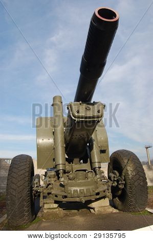 Neuvostoliittolainen 152 mm tykki WW2.Anniina Petrovtsi. Lähellä kohdetta: Kiova, Ukraina (Malorussia)