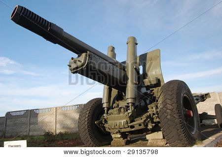 Neuvostoliittolainen 152 mm tykki WW2.Anniina Petrovtsi. Lähellä kohdetta: Kiova, Ukraina (Malorussia)