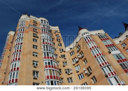 Typická moderní rezidenční budova v Kyjevě, Ukrajina (Malorussia)