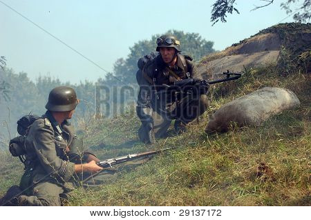 Kyjev, Ukrajina - 6 září 2008: Osoba v WW2 německé vojenské uniformě s plamenometu. Historie