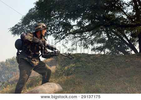 Kyjev, Ukrajina - 6 září 2008: Osoba v WW2 německé vojenské uniformě s plamenometu. Historie