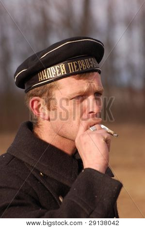 KIEV, UKRAINA - 2 LUTEGO 2008. Jest członkiem klubu historii wojskowej, nosi wojskowych rosyjskich C