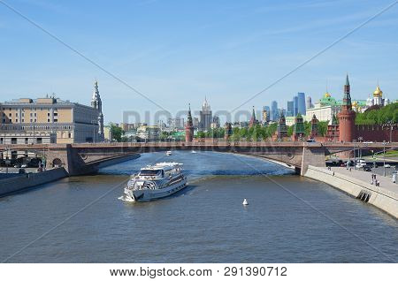 Spring View Of The Moscow Kremlin And Big Moskvoretsky Bridge, Russia. Pleasure Boat Sailing On The 
