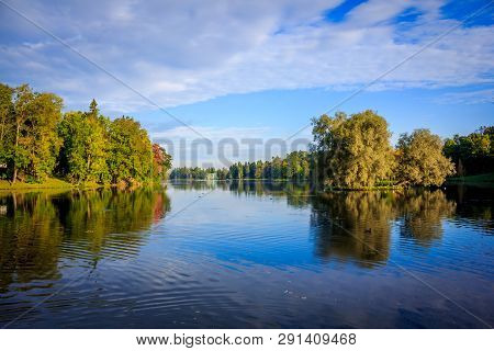 Morning Autumn Park. Picture Autumn Park. Park At Sunrise In The Fall. Sunny Morning. Beginning Of A