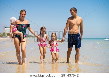 Big Happy Family Is Having Fun At Beach. Concept Of A Large Family At Sea. Beach Fashion