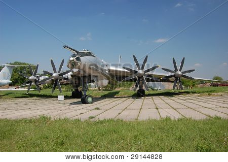 หมี TU-95จัดแสดงของพิพิธภัณฑ์ของบิน เคียฟ ยูเครน (Malorussia)