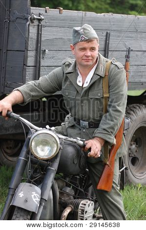 KIEV, Ucraina - 9 maggio: Membro di una storia militare club wear storico uniforme tedesca come egli parteci