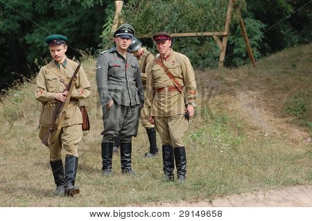 KIEV, UKRAINE - SEPT 6,: Medlem af en historie club wears en historiske militære uniformer som han især