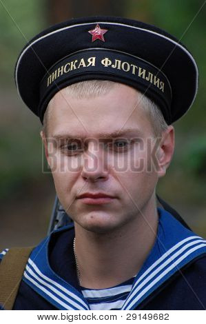KIEV, UKRAINE - SEPT 6,: Medlem af en historie club wears en historiske sovjetiske ensartet som han deltagelse