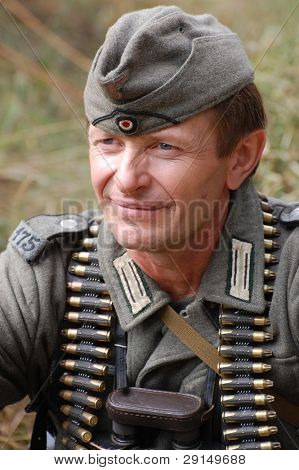 KIEV, UKRAINE - SEPT 6,: Medlem af en historie club wears en historisk tyske uniformer som han particip
