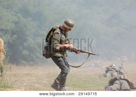KIEV, UKRAINE - SEPT 6,: Medlem af en historie club wears en historisk tyske uniformer som han particip