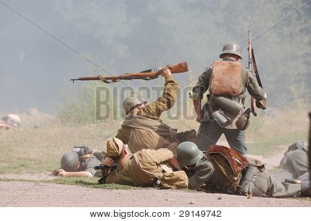 KIEV, UKRAINE - SEPT 6: Medlemmerne af en historie klub bærer en historisk militær uniformer som de par