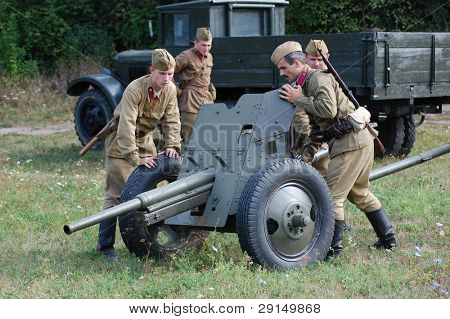 KIEV, UKRAINE - SEPT 6: Medlemmerne af en historie club bærer en historiske sovjetiske uniformer som de parti