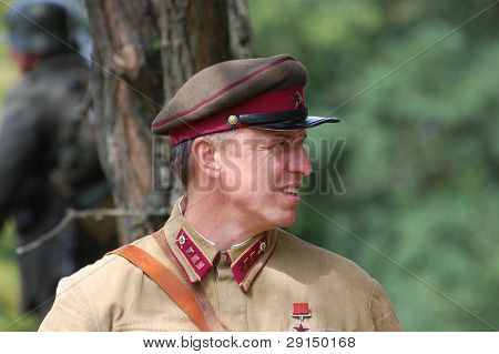 KIEV, UKRAINE - SEPT 6,: Medlem af en historie club bærer en historiske sovjetiske uniformer som han pengeseddel
