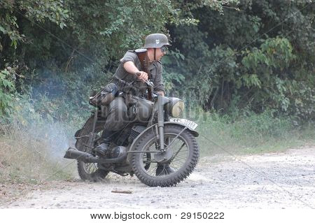 KIEV, Ucraina - 6 settembre: Membri di un club storia indossano uniformi tedesche storiche come essi particip