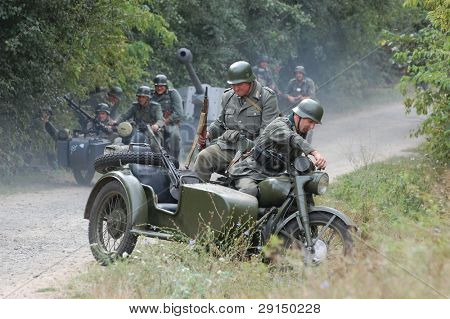 KIEV, Ucraina - 6 settembre: Membri di un club storia indossano uniformi tedesche storiche come essi particip