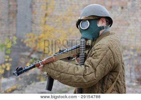 der Schütze Maschine in einer Gasmaske, bereit zu schießen