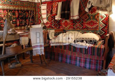 Ucraina contadina storica dimora interiore con vari articoli casa.  (Museo)
