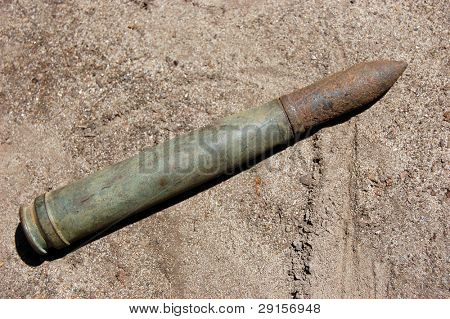 alte verrostete Weltkrieg Kanone schälen 76 mm