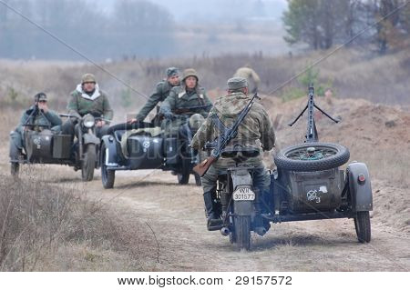 KIEV, Ucraina - 6 DEC: Membro di un club storia indossa uniformi tedesche storiche durante un reena WWII