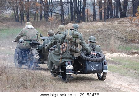 KIEV, Ucraina - 6 DEC: Membri di un club storia indossano uniformi tedesche storiche durante un reena WWII