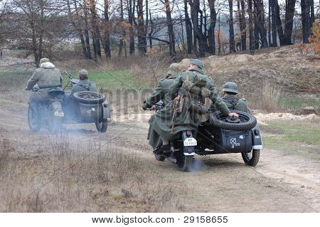 KIEV, Ucraina - 6 DEC: Membri di un club storia indossano uniformi tedesche storiche durante un reena WWII