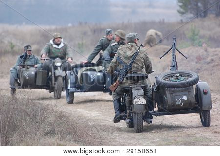 KIEV, Ucraina - 6 DEC: Membri di un club storia indossano uniformi tedesche storiche durante un reena WWII