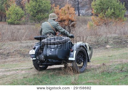 KIEV, Ucraina - 6 DEC: Membro di una storia club wear storiche uniformi tedesche durante un reenac WWII