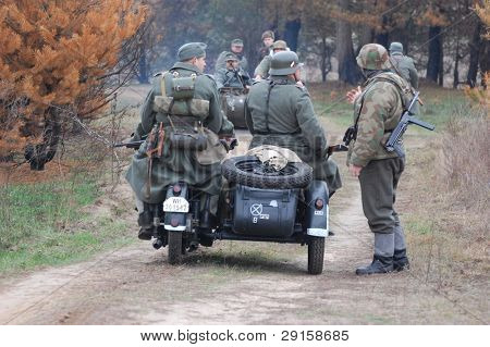 KIEV, Ucraina - 6 DEC: Membri di un club storia indossano uniformi tedesche storiche durante un reena WWII