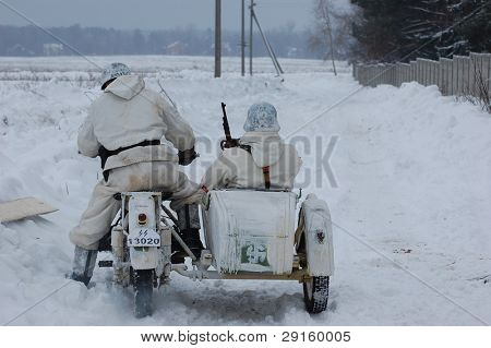 Soldati tedeschi su bici camuffata d'inverno.Rievocando