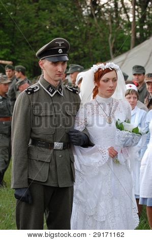 KIEV, UKRAINE - 8 mai : Un membres du Red Star histoire club porte un uniforme allemand historique & costume  
