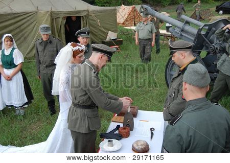 KIEV, UKRAINE - 8 mai : Un membres du Red Star histoire club porte un uniforme allemand historique & costume  