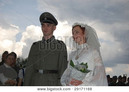KIEV, UKRAINE - 8 mai : Un membres du Red Star histoire club porte un uniforme allemand historique & costume  
