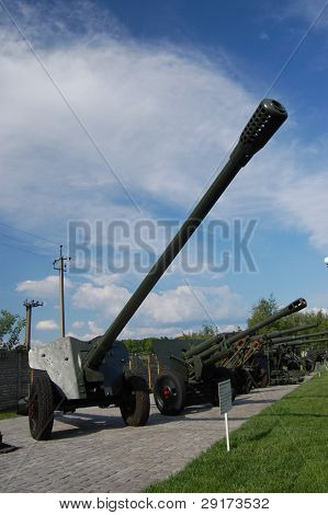 Sowjetische 76-mm-Kanone aus dem WW2.September Petrovtsi. Nahe Kiew, Ukraine (Malorussia)
