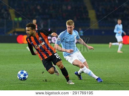 Kharkiv, Ukraine - October 23, 2018: Wellington Nem Of Shakhtar Donetsk (l) Fights For A Ball With K