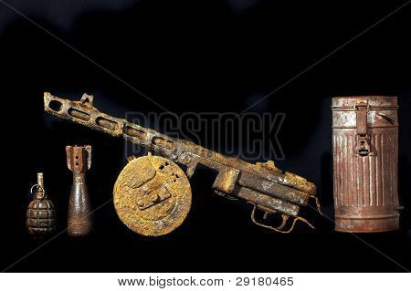 โบราณคดีทางทหารโซเวียตสงครามโลกครั้งที่สองยังคงอยู่ที่ machine-gun และ cannister เยอรมันในรูปแบบของก๊าซ Found 
