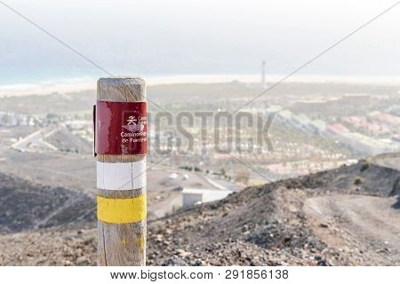 Post On The Fuerteventura Mountains Informing Hikers About The Trail.