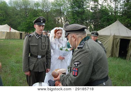 KIEV, UKRAINE - 8 mai : membres du club de l'histoire de Red Star portent des uniformes allemands historiques & costumes 