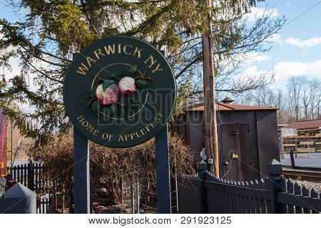 Warwick, Ny  United States - 4 January,2019: Simbol Of City Warwick Home Of Applefest In Green Disk