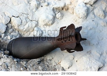 Arqueología militar.  Mortero de 82 milímetros de WWII soviético-shell. Encontrado con detector de metales. Ucrania