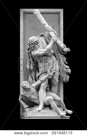 An image of a statue in Vienna Hercules and Antaeus fighting