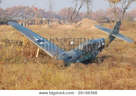 KIOVA, Ukraina -marraskuu 6: Saksan sotilaslentokone Bf-109 (replikan) aikana historiallinen reenactment 194