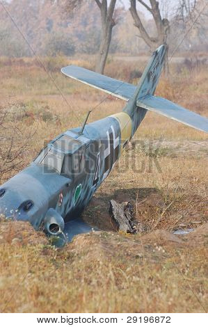 KIOVA, Ukraina -marraskuu 6: Saksan sotilaslentokone Bf-109 (replikan) aikana historiallinen reenactment 194