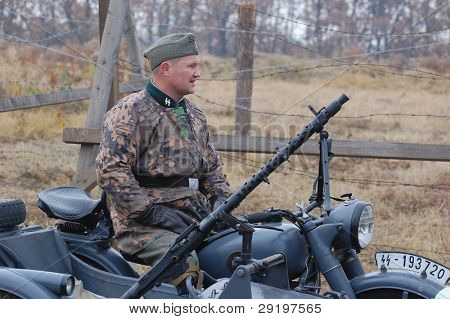 KIEV, Ucraina -NOV 6: non identificato membro del Red Star storia club indossa storico d uniforme tedesca